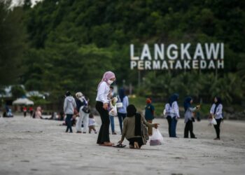 SEKTOR pelancongan bakal menerima kesan positif akibat kejatuhan ringgit kerana dapat menarik kemasukan pelancong luar.