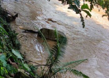 LOKASI kanak-kanak lelaki dihanyutkan arus deras di Sungai Ulu Piah di Tambun, Ipoh hari ini. - UTUAN/IHSAN JBPM