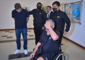 Andrew Mark Peters dibawa ke Mahkamah Shah Alam semalam atas pertuduhan terlibat dalam penipuan pelaburan antarabangsa.
 – UTUSAN / SADDAM YUSOFF