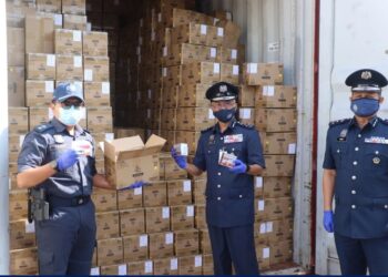 ZAZULI (tengah) menunjukkan sebahagian kotak yang berisi cecair vape yang tamat tarikh luput dirampas JKDM di Pelabuhan Barat, Klang, Selangor. - Gambar ihsan JKDM