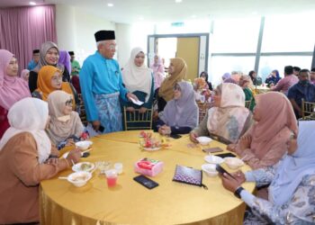 MAHDZIR Khalid (baju Melayu biru muda) berbual dengan sebahagian tetamu yang hadir pada Majlis Ramah Mesra dan Sambutan Aidilfitri Bersama Warga Kemas negeri Pahang di Universiti Kolej Yayasan Pahang di Kuantan, Pahang.