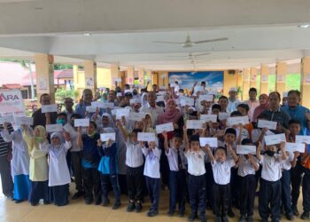 OTHMAN Aziz (tengah) bersama sebahagian murid daripada golongan B40 yang menerima sumbangan tunai ekoran terjejas banjir di Kupang, Baling.