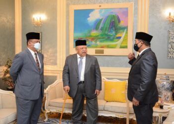 TUANKU Syed Sirajuddin Jamalullail (tengah) dan Tuanku Syed Faizuddin Putra Jamalullail (kiri) berkenan menerima sembah mengadap hormat Menteri Perpaduan Negara, Datuk Aaron Ago Dagang di Balai menghadap Biru Istana Arau, Perlis semalam.- UTUSAN