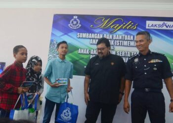 SHAHRUL NAZRI Abdul Rahim (dua dari kanan), bersama Mohd. Shuhaily Mohd. Zain (kanan) pada majlis sumbangan kepada anak-anak istimewa, anak yatim, serta Tabika PDRM Pulau Pinang di IPK Pulau Pinang, George Town hari ini.