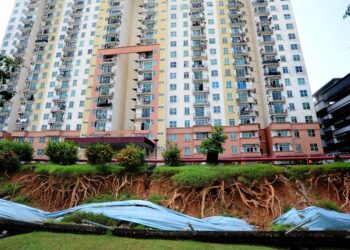 Tembok penghadang sepanjang kira-kira 40 meter di kediaman Lake View Suites roboh sehingga menampakkan bahagian akar pokok di Austin Perdana, Johor Bahru.