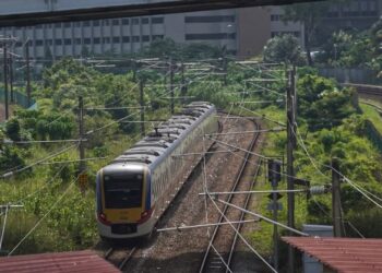 PERKHIDMATAN tren komuter terjejas lebih sejam disebabkan kejadian lima lelaki menceroboh landasan.