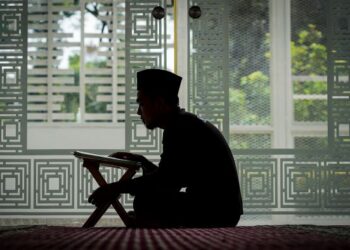 SEPANJANG Ramadan, kita digalakkan membaca al-Quran sama ada bersendirian atau beramai-ramai. – UTUSAN/SHIDDIEQIIN ZON