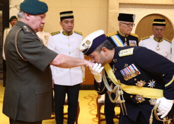 Sultan Ibrahim menerima sembah salam daripada Tunku Ismail.
