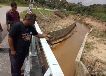 SYED Roslan Syed Rahiman menunjukkan tebing Sungai Bemban yang dibersihkan selepas kejadian banjir  melanda Kampung Bemban di Seremban, Negeri Sembilan baru-baru ini.- UTUSAN/SYED AHMAD ZULKARNAIN SYED ALI