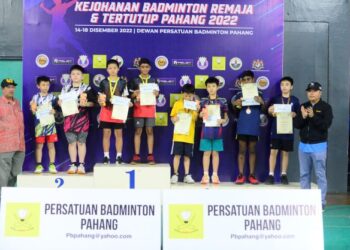 TENGKU AIDY AHMAD SHAH Tengku Kamil Ismail (kanan) bergambar bersama pemenang kategori remaja sembilan hingga 11 tahun Kejohanan Badminton Remaja dan Pahang Tertutup 2022 yang berakhir semalam di Dewan Persatuan Badminton Pahang di Kuantan, Pahang. - FOTO/SHAIKH AHMAD RAZIF