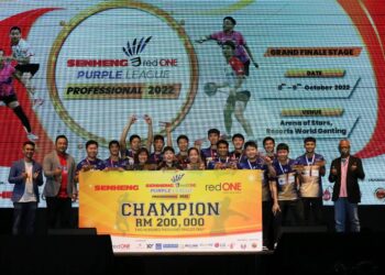 Ampang Jaya merangkul kejuaraan sulung mereka di dalam pentas SENHENG redONE Purple League 2022 yang berlangsung di Arena of Stars, Genting Highlands. Turut hadir ialah Pengerusi Eksekutif Senheng, KH Lim (paling kanan), dan Ketua Pegawai Operasi Malaysia Purple League, Ho Khek Mong, (paling kiri).
