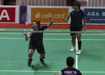 Kapten pasukan wanita negara, Low Yeen Yuan (kiri) bergandingan bersama Valeree Siow gagal untuk mencipta kemenangan ketika berdepan Filipina dalam aksi berpasukan Sukan SEA Kemboja 2023 yang berlangsung di Dewan Badminton Kompleks Sukan Nasional Morodok Techo, Phnom Penh sebentar tadi.