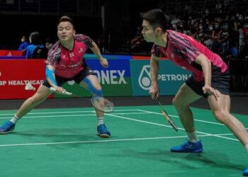 AKSI Aaron Chia (kiri) dan Soh Wooi Yik ketika membalas pukulan pasangan Jepun, Akira Koga-Taichi Saito pada Terbuka Malaysia di Axiata Arena, Bukit Jalil hari ini. - UTUAN/FARIZ RUSADIO