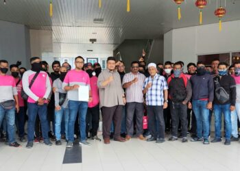 SEBAHAGIAN kumpulan penghantar makanan bersama beberapa wakil NGO berkumpul selepas menyerahkan memorandum bantahan kepada pejabat pengurusan sebuah syarikat penghantar makanan di Jalan Baru, Bukit Mertajam, Pulau Pinang hari ini.