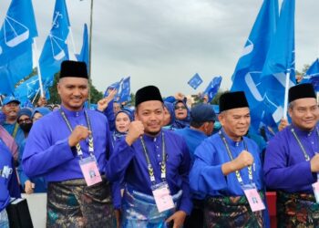 ZUL Helmi Ghazali (tengah) bersama calon dan penyokong BN pada penamaan calon PRU15 di Kolej Vokasional Kerian di Bagan Serai, Perak.- UTUSAN/WAT KAMAL ABAS