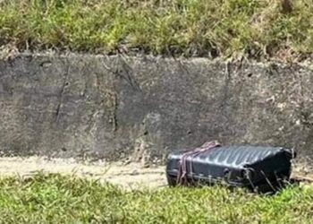 BAGASI yang diletakkan mayat dipotong enam bahagian di Lebuh Raya Utara-Selatan berhampiran Rawang, kelmarin.