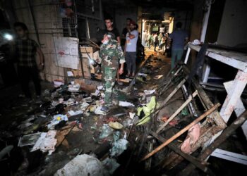 Kesan letupan di sebuah pasar di Bandar Sadr. tomur Baghdad yang mengorbankan sekurang-kurangnya 28 orang. - AFP