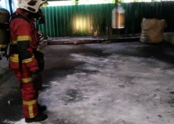 ANGGOTA bomba membersihkan sisa tumpahan bahan kimia 'methyl mathacrylate' di dalam sebuah kilang plastik di Senawang, Seremban. - IHSAN BOMBA