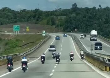 TANGKAP layar rakaman video tular  memaparkan tujuh individu menunggang motosikal secara berbahaya dalam kejadian dipercayai berlaku di Lebuh Raya Seremban-Port Dickson petang tadi.