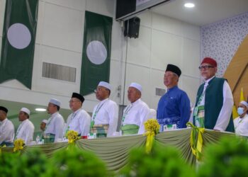 ABDUL Hadi Awang (kanan) bersama Pengerusi Perikatan Nasional (PN), Tan Sri Muhyiddin Yassin dan pimpinan Pas ketika menghadiri majlis perasmian Muktamar Tahunan Pas ke-68 di Kompleks Pas Kedah di Alor Setar. -UTUSAN/SHAHIR NOORDIN