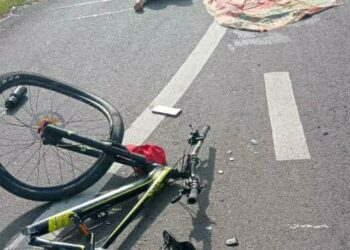 KEADAAN mayat Nazirah Jamaludin yang maut selepas basikal ditunggang bergesel dengan sebuah lori di Simpang Tiga Begia di Kilometer 22 Jalan Jeniang - Sik, Sik, Kedah, hari ini.
