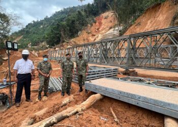 KERJA-kerja pemasangan jambatan bailey giat dijalankan bagi memudahkan laluan keluar masuk pekerja TNB ke kawasan SSJM susulan jambatan yang runtuh akibat banjir, baru-baru ini.