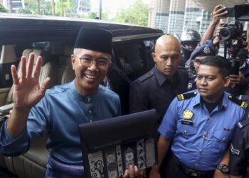 TENGKU Zafrul Tengku Abdul Aziz membawa sampul hitam dengan tenunan perak yang mengandungi teks ucapan Bajet 2023 untuk dibentangkan hari ini- UTUSAN/FAISOL MUSTAFA