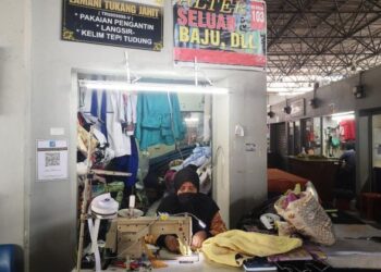 ZAIMAH Mahani Abu Bakar tekun menjahit tempahan baju raya pelanggan di kedainya di  tingkat atas, Hentian Bas Majlis Bandaraya Kuala Terengganu (MBKT) di Kuala Terengganu.