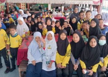 CADANGAN untuk menjadikan baju sukan sebagai pakaian seragam sekolah tidak wajar kerana baju seragam mempunyai objektif tersendiri dalam mendidik murid-murid.
