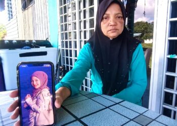 SALMAH Idrus gambar Nuralifah Ilyana Azman yang cedera parah akibat kemalangan bersama bakal tunang di rumahnya di Kampung Seberang Pintasan, Dungun, Terengganu - UTUSAN/NIK NUR IZZATUL HAZWANI NIK ADNAN