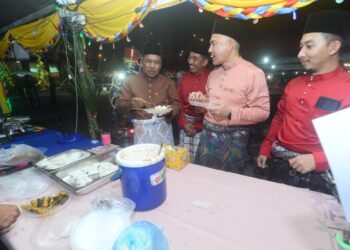 ABDUL WAHAB Mat Yasin (kiri) ketika hadir pada majlis sambutan Aidilfitri Jambatan Bomba Dan Penyelamat Malaysia (JBPM) Pahang di Kuantan, Pahang. - FOTO/SHAIKH AHMAD RAZIF