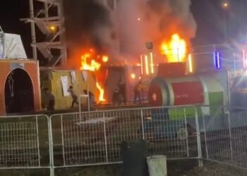 KEBAKARAN sebuah kontena menempatkan barangan elektronik terbakar di sebuah tapak pesta ria, di Bandar Baru Tanah Merah, Kelantan.