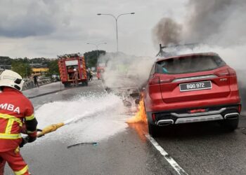 ANGGOTA bomba memadamkan kebakaran melibatkan sebuah lori dan sebuah SUV di jejambat berhampiran Masjid Jamek Datuk Bandar Haji Ahmad, Rasah, Seremban, tengah hari tadi. - Gambar Ihsan Bomba