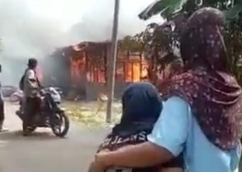 SEBUAH rumah musnah dalam kebakaran di Jalan Iskandar, Kampung Bukit Kapar, Klang, Selangor yang tular sejak petang semalam.