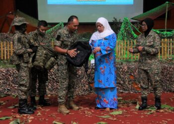 Tengku Muhaini Al-Marhum Sultan
Ahmad Shah menyerahkan Beg Bungkusan Raya untuk anggota tentera yang bertugas dalam satu majlis di Kementerian Pertahanan, Kuala Lumpur, semalam.