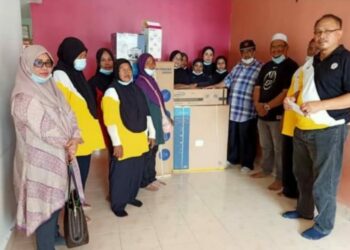 MUHD. Johari Mahmud (kanan) menyampaikan sumbangan Badan Kebajikan dan Kemanusiaan Beserah dan Sungai Karang (Bakkis) kepada mangsa kebakaran di Kampung Bukit Palas, Cherating, Kuantan, Pahang.