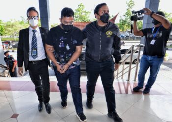 MOHD. Zaed Asan (tengah) dibawa ke Mahkamah Sesyen Seremban untuk didakwa atas pertuduhan memberi rasuah kepada polis. - UTUSAN/MOHD. SHAHJEHAN MAAMIN