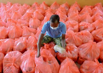 Seorang orang asli suku Semaq Beri menyusun bantuan bakul makanan untuk diagihkan kepada penduduk kampung Orang Asli Sungai Berua Kuala Berang, Terengganu. -UTUSAN/PUQTRA HAIRRY ROSLI