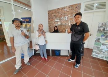 RAFEAH Mohd. Noah (dua dari kiri) berada di bekas balai polis yang kini dikenali TIC Kota Tinggi, pusat informasi di bawah Tourism Johor yang diuruskan oleh Persatuan Pelancongan Kota Tinggi.