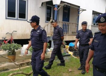 ROHAIMI Md. Isa (kiri) meninjau Balai Polis Kuala Jengai, Hulu Dungun, Dungun yang ditenggelami air dalam kejadian banjir Bdi alai Polis Kuala Jengai, Hulu Dungun, Dungun, hari ini. - NIK NUR IZZATUL HAZWANI NIK ADNAN