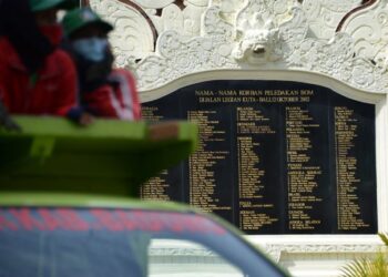 SENARAI nama mangsa pengeboman Bali diabadikan dalam monumen di Kuta, Denpasar, Bali.-AFP