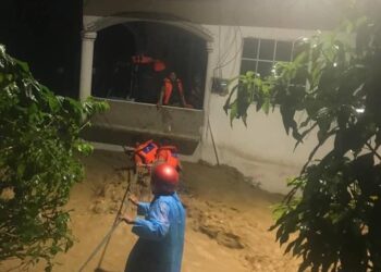 ANGGOTA Angkatan Pertahanan Awam Baling menyelamatkan mangsa yang terperangkap di rumah dalam kejadian banjir terbaharu di Baling, Kedah.