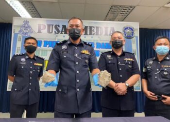 RODZI Abu Hassan menunjukkan ketulan batu untuk dibaling yang ditahan di jejantas Kilometer 32.9 Lebuh Raya Utara-Selatan di Kubang Pasu, hari ini. - FOTO/NUR ANATI JUHARI