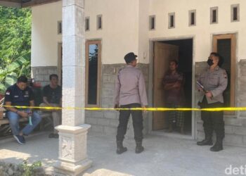 POLIS memeriksa rumah mangsa. - AGENSI