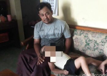 RUSMAN bersama anaknya yang dikatakan telah disunatkan oleh jin. - AGENSI