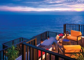 PENGUNJUNG Avani Sepang Goldcoast Resort  menikmati pemandangan  matahari terbenam yang mengagumkan.