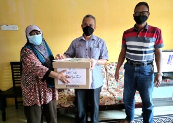 FUAD Alias menyerahkan bantuan kepada Haslina Husain ketika mengunjungi balu Allahyarham Noor Azmi Mohd. Noor di Taman Chembong Jaya, Rembau hari ini.-UTUSAN/NOR AINNA HAMZAH