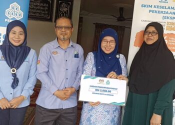 HAIRUNISA Sandari (kanan) menerima bantuan pengurusan jenazah sebanyak RM2,000 yang disampaikan oleh Hasrunizah Hassan di rumahnya di Kampung Dalam Ayer Baloi, di Pontian, Johor semalam.