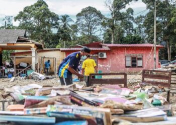 PELBAGAI bantuan kewangan telah diberi oleh kerajaan kepada mereka yang terkesan dengan bencana banjir.