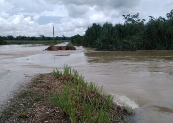KEADAAN ban yang pecah di Sungai Beriah dekat Bagan Serai hari ini. - UTUSAN/WAT KAMAL ABAS